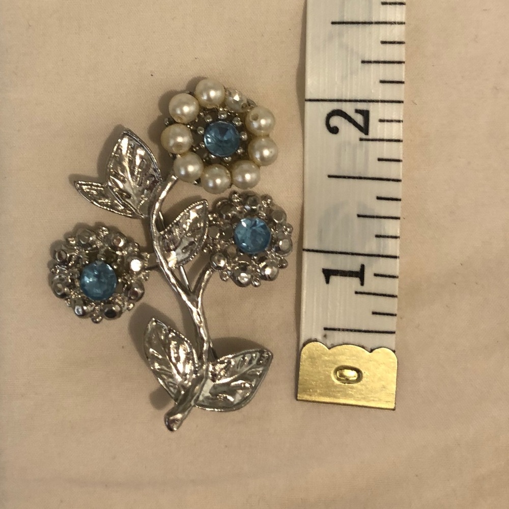 Flower Brooch - Picture 4 of 5